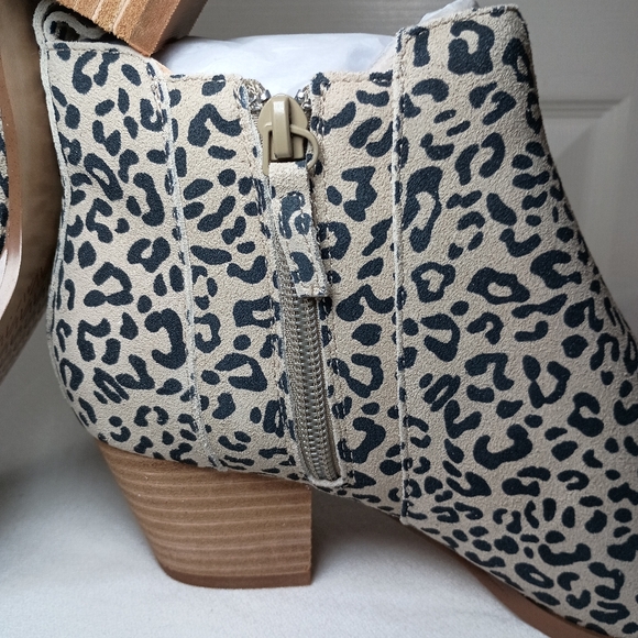 🩷 Violet & Red Animal Print Heeled Bootie Size 7M - Picture 2 of 10